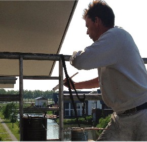 Dennis Ossendrijver aan het schilderen in Houten