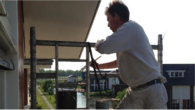 Dennis Ossendrijver aan het schilderen in Houten